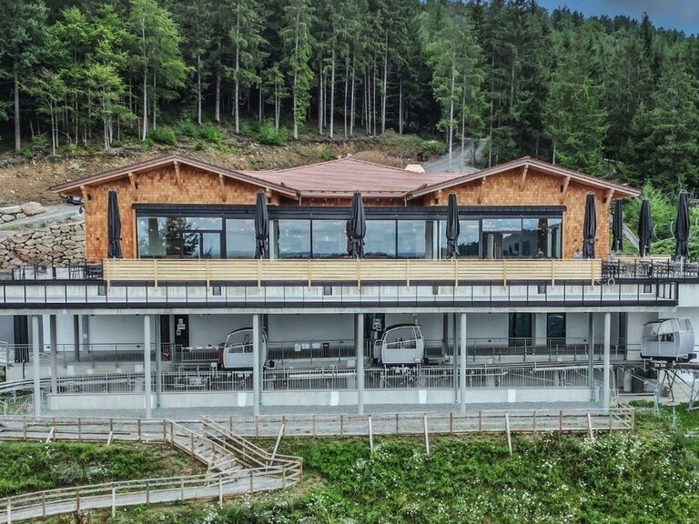 Das Edelwies Alm Restaurant in der Nähe von St. Englmar befindet sich auf der Anhöhe eines kleinen Berges.