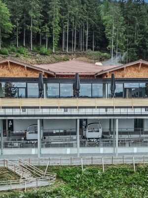 Das Restaurant "Edelwies Alm" in der Nähe von St. Englmar. Das Edelwies Alm Restaurant in der Nähe von St. Englmar befindet sich auf der Anhöhe eines kleinen Berges.