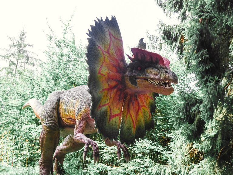 Eine Dinosaurierstatue an einem warmen Sommertag im Freizeitpark "Edelwies" in Neukirchen.