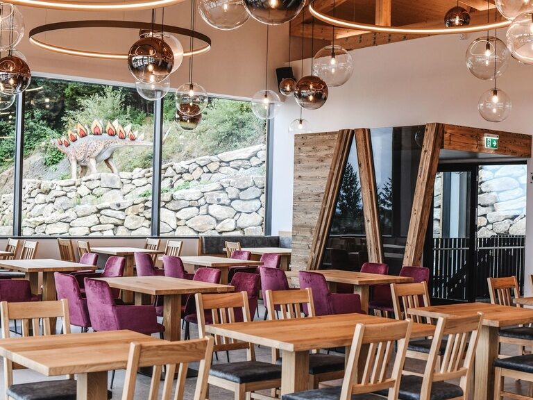 Der moderne Innenraum des Edelwies Alm Restaurants ist mit viel Holz eingerichtet.