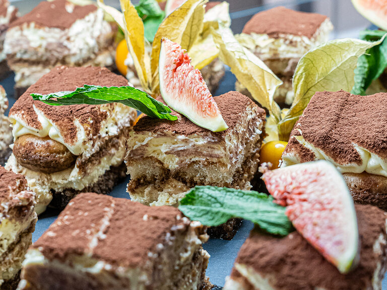 Tiramisu Stücke stehen auf einem Tablett des Restaurants "Edelweis Alm" in Neukirchen.