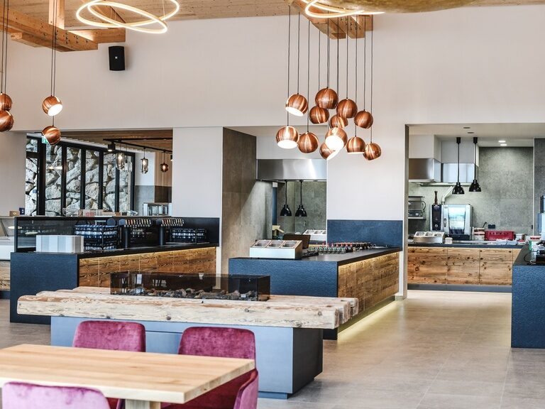 Die offene Küche des Edelwies Alm Restaurants lässt keine kulinarischen Wünsche unerfüllt.